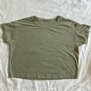 Lululemon women’s Cate cropped tshirt size 2
